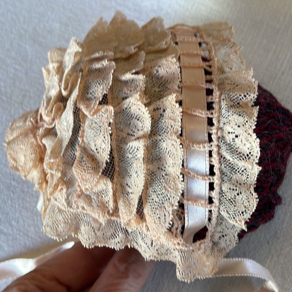Antique lace baby's christening bonnet, ties under chin and in the back - Picture 9 of 10